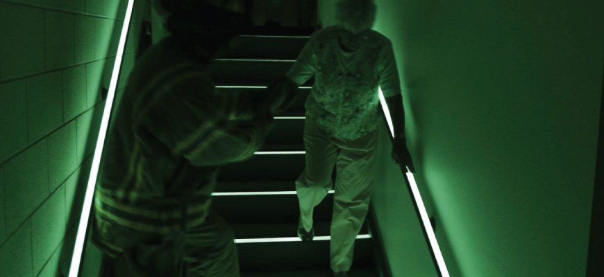 Etterlysende skilt og ledesystemer forteller klart og tydelig hvor rømningsveiene er og har som formål å lede deg trygt ut av bygg. Iht Norsk standard