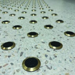 Taktil indikator i messing med sort ilegg - Taktile elementer