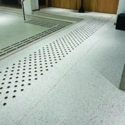 Taktil indikator i messing med sort ilegg - Taktile elementer