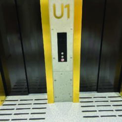 Taktil indikator i messing med sort ilegg - Taktile elementer