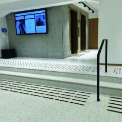 Taktil indikator i messing med sort ilegg - Taktile elementer