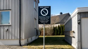 Bilde av et privatrettslig skilt på en privat parkering